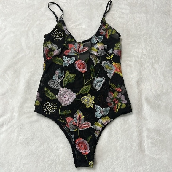 Honey Punch Sheer Embroidered Floral Bodysuit Sz S — Sheer Mesh, Floral Appliqué - Picture 10 of 16